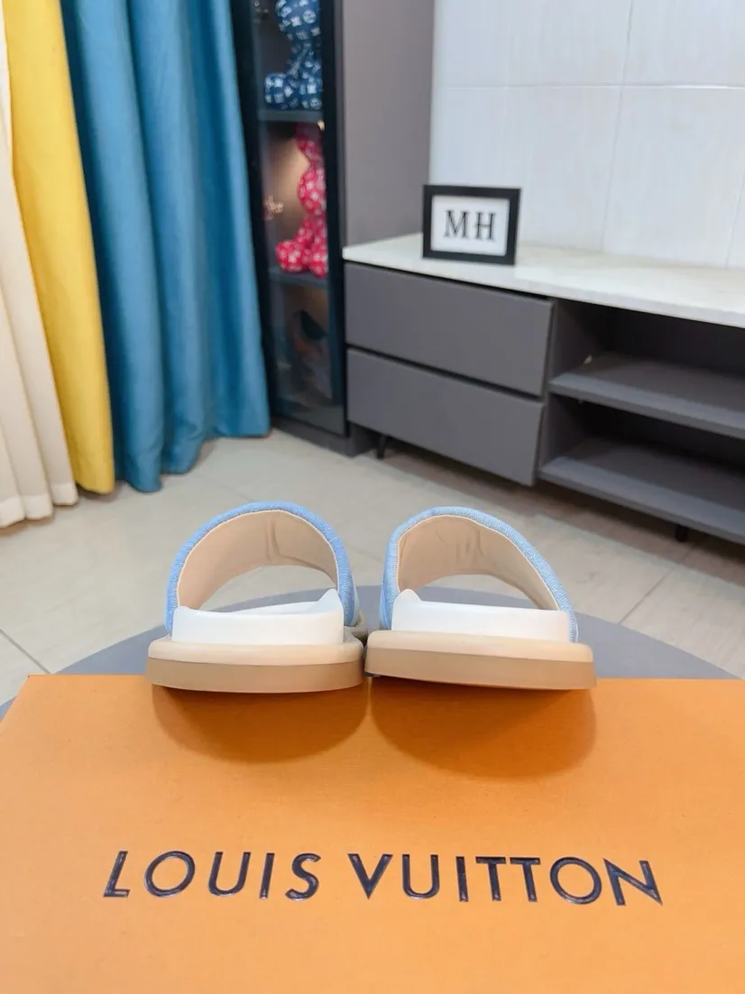 Ex-factory price 360🌹🌹 (lv-Louis Vuitton) New men's slippers, high-end boutique, exquisite embossed logo decoration on the upper, fine workmanship, super soft soles, casual, loose and comfortable, a must-have in summer! \nsize：38-44